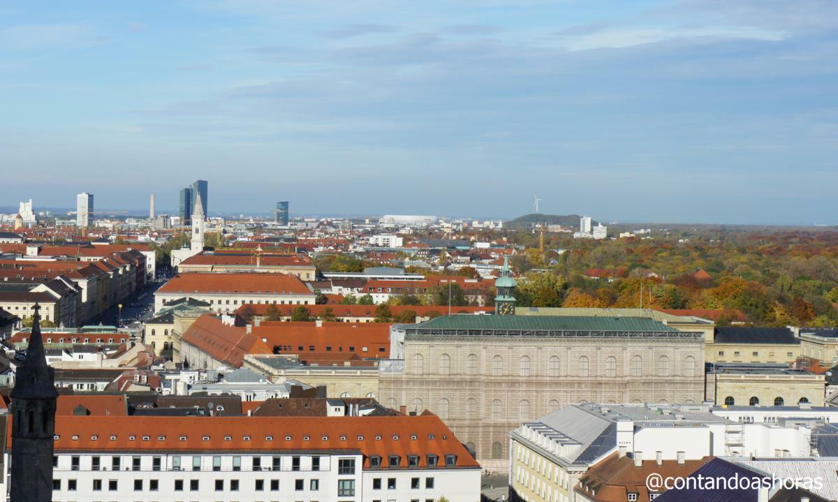Münchner Residenz e o estádio Allianz Arena no fundo